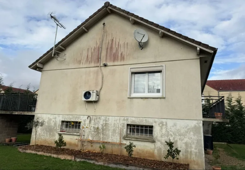 La même façade de maison avant la prévisualisation couleur