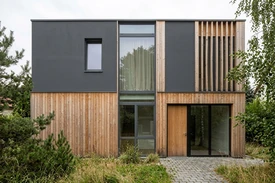Modernes Architektenhaus mit Anthrazit-Fassade RAL 7016 und Holzverkleidungs-Akzenten