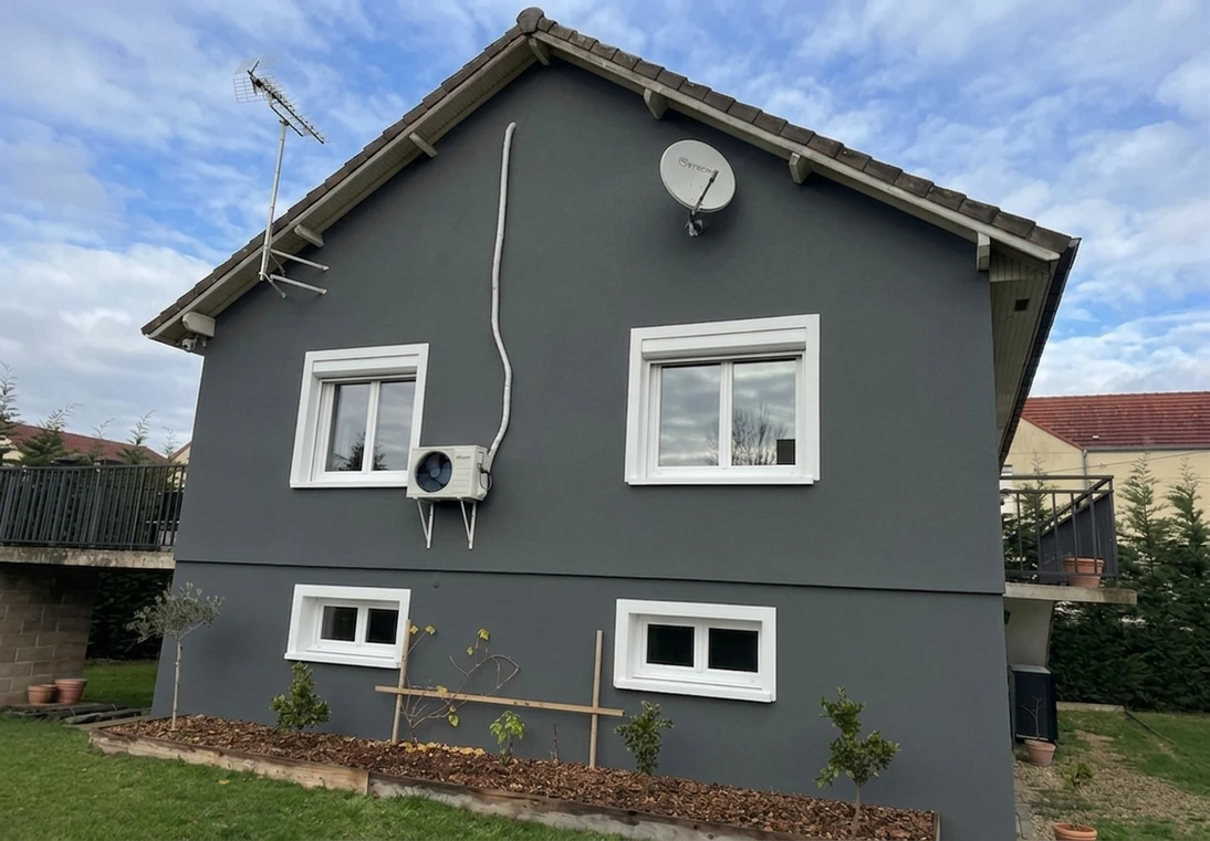 Modernes Einfamilienhaus mit Fassadenfarbe Anthrazit RAL 7016 und weißen Fenstern