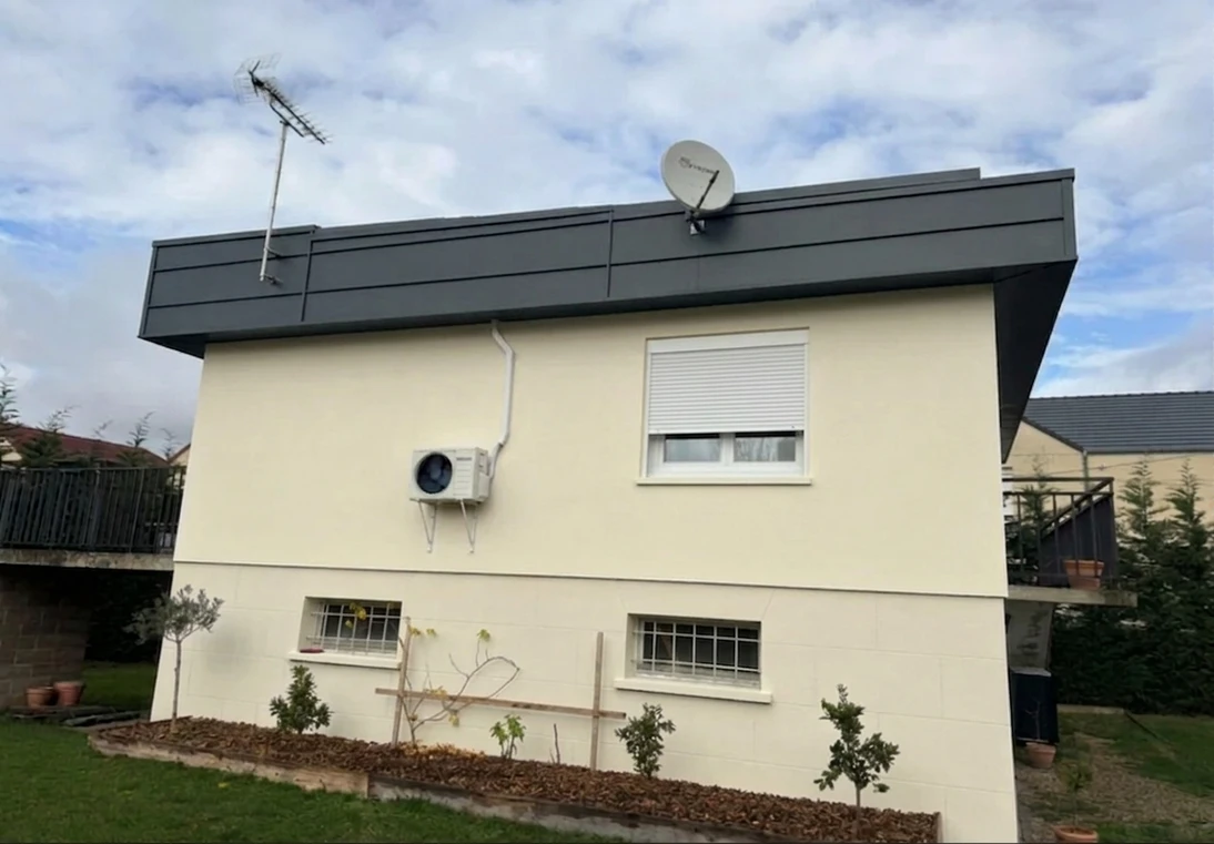 Wohnhaus mit Fassadenfarbe Beige RAL 1015 und Anthrazit-Dach im modernen Stil