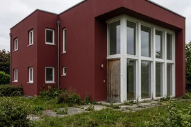 Fassade in Dunkelrot nach KI-Farbsimulation
