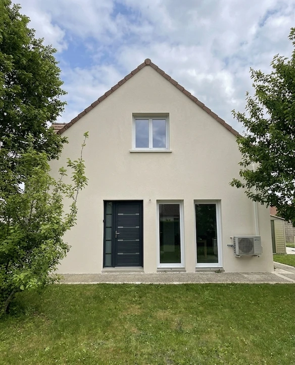 Fassade in Gebrochenes Weiss nach KI-Farbsimulation