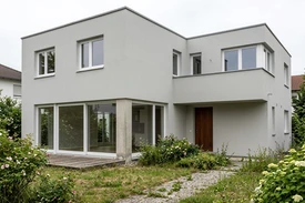 Fassade in Hellgrau nach KI-Farbsimulation