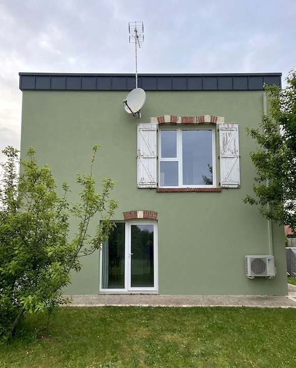 Fassade in Salbeigruen nach KI-Farbsimulation