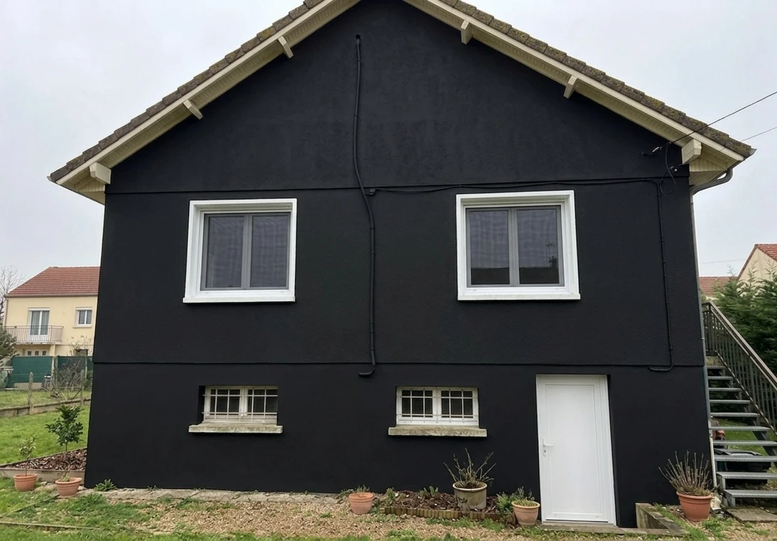 Fassade in Schwarz nach KI-Farbsimulation