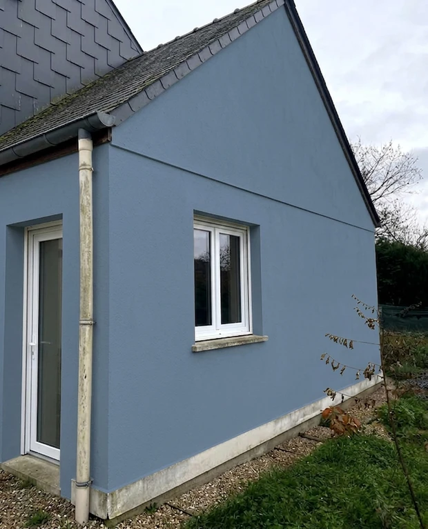 Fassade in Taubenblau nach KI-Farbsimulation