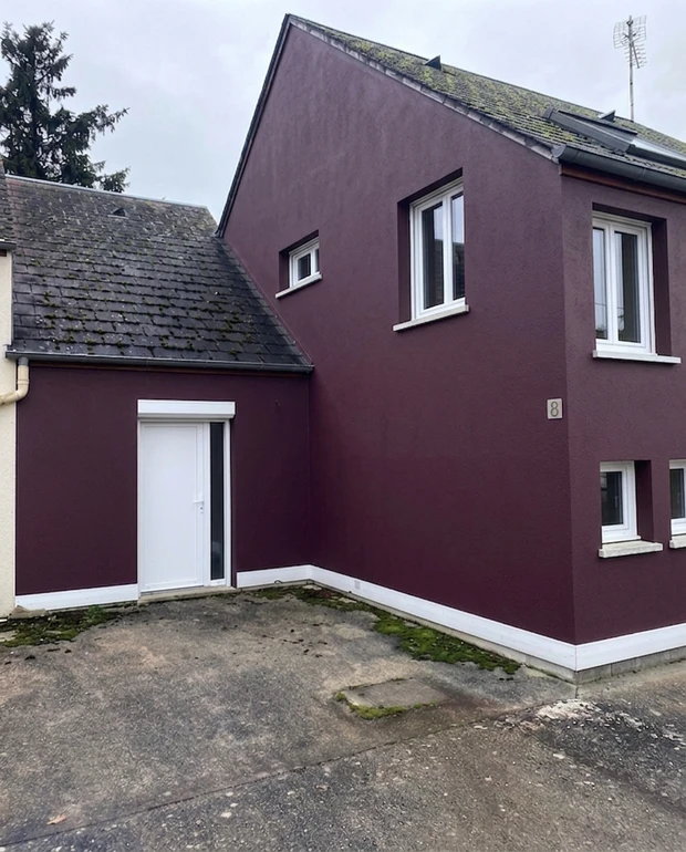 Façade en Aubergine après simulation couleur (IA)