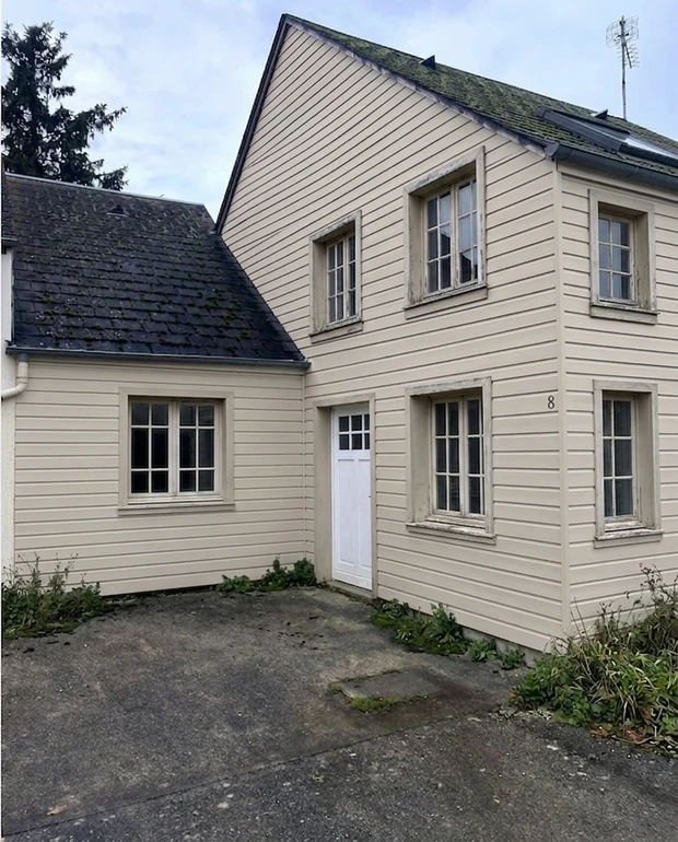 House facade in Accessible Beige (Sherwin-Williams SW 7036) after AI colour preview