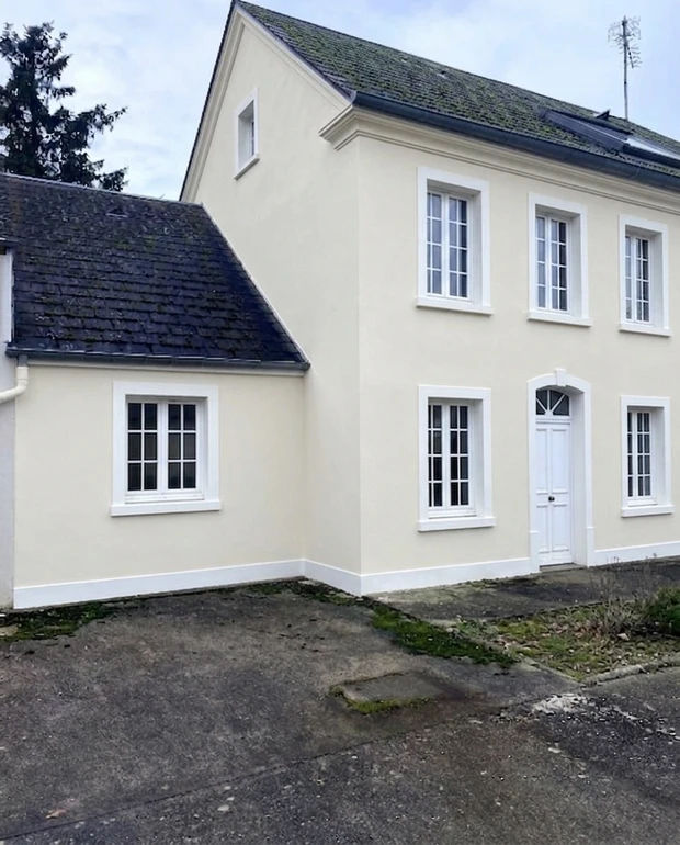 House facade in Alabaster (Sherwin-Williams SW 7008) after AI colour preview