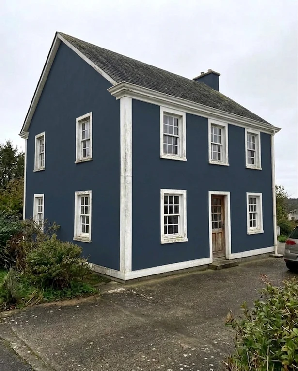 House facade in Naval (Sherwin-Williams SW 6244) after AI colour preview