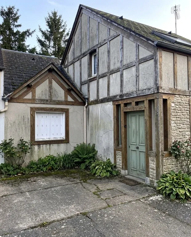 Cottage exterior before AI color preview (creamy off-white family)