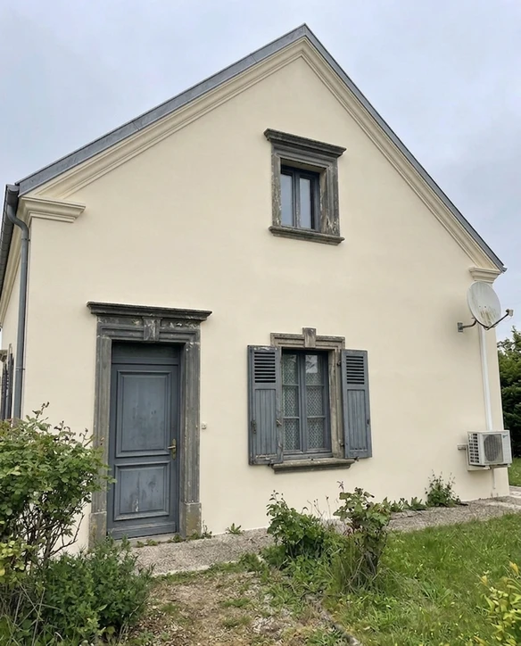 Klassische Altbaufassade in Cremeweiss RAL 9001 mit anthrazitfarbenem Gesims und Sprossenfenstern