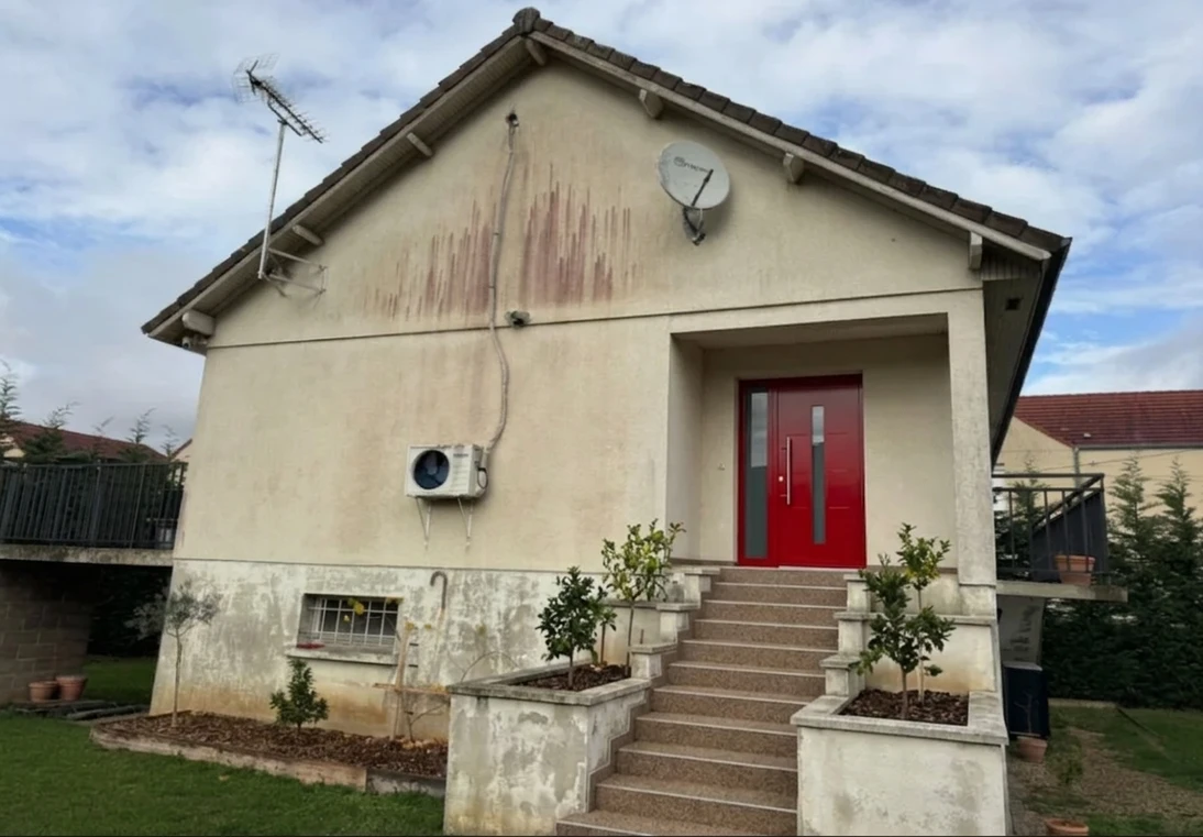 Weisse Fassade und rote Haustuer - Vorher